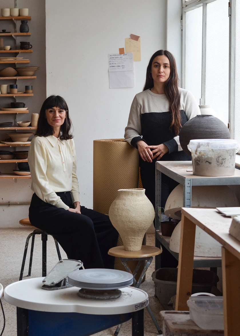 Fotografía de Malena Ramírez e Irati Bustinduy, ceramistas de LaNuestra